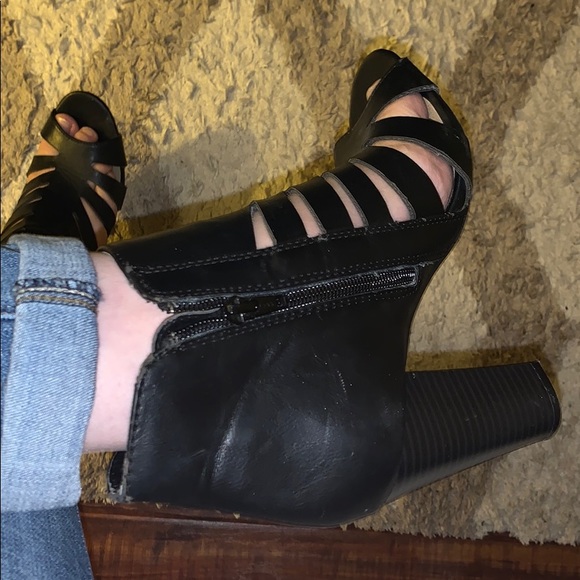 Black heels!!! - Picture 2 of 3